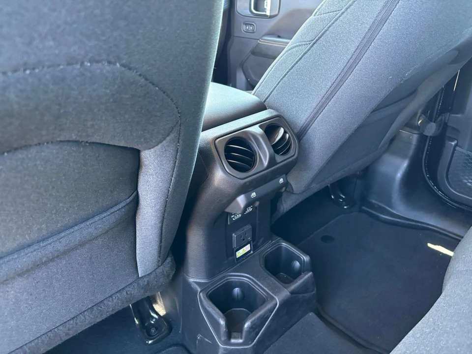 2025 Jeep JL Wrangler - Image 23 of 31