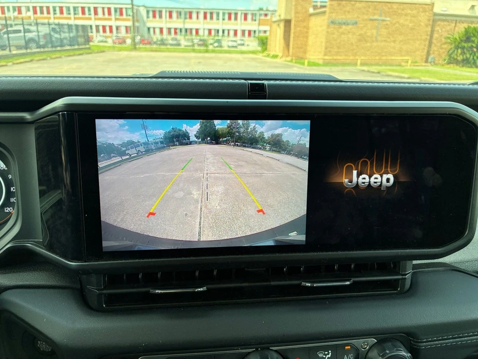 2025 Jeep JL Wrangler - Image 23 of 31