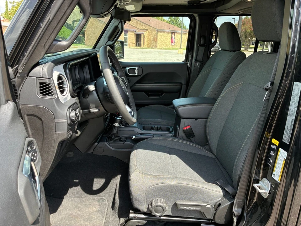 2025 Jeep JL Wrangler - Image 27 of 31