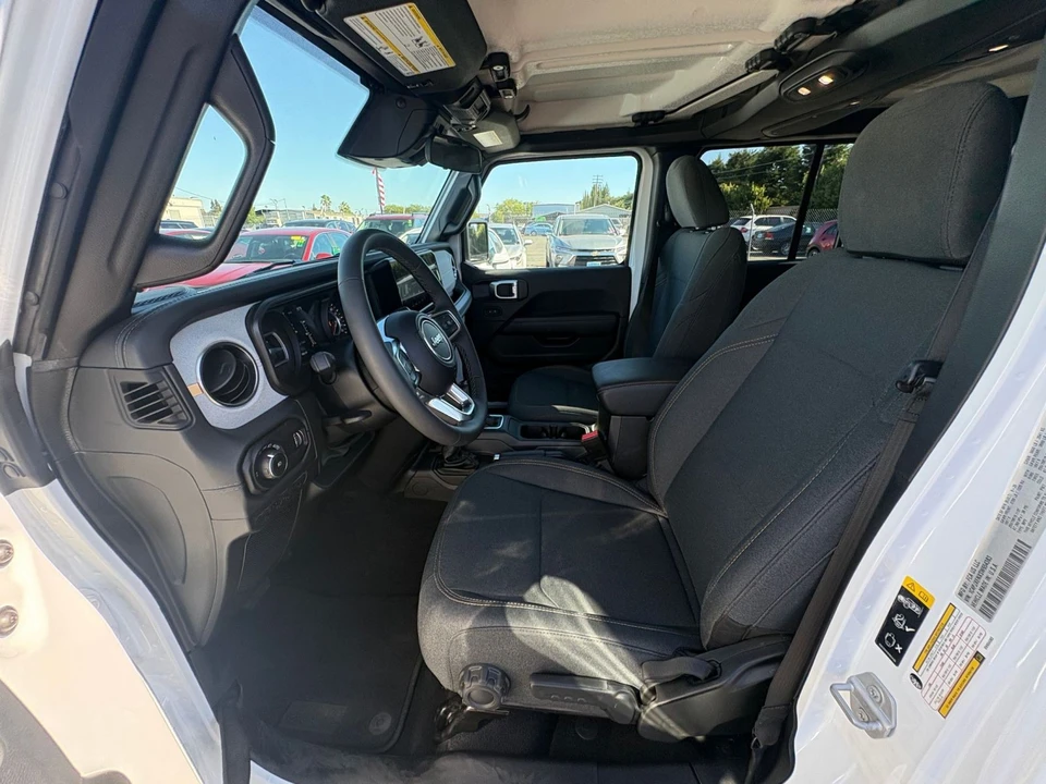 2025 Jeep JL Wrangler - Image 29 of 31