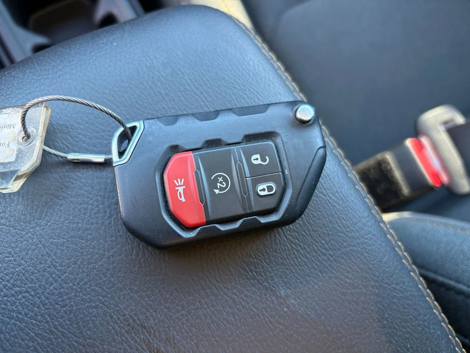 2025 Jeep JL Wrangler - Image 23 of 31