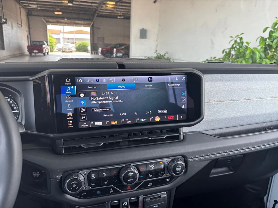 2025 Jeep JL Wrangler - Image 16 of 31