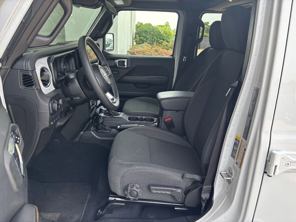 2025 Jeep JL Wrangler - Image 23 of 31