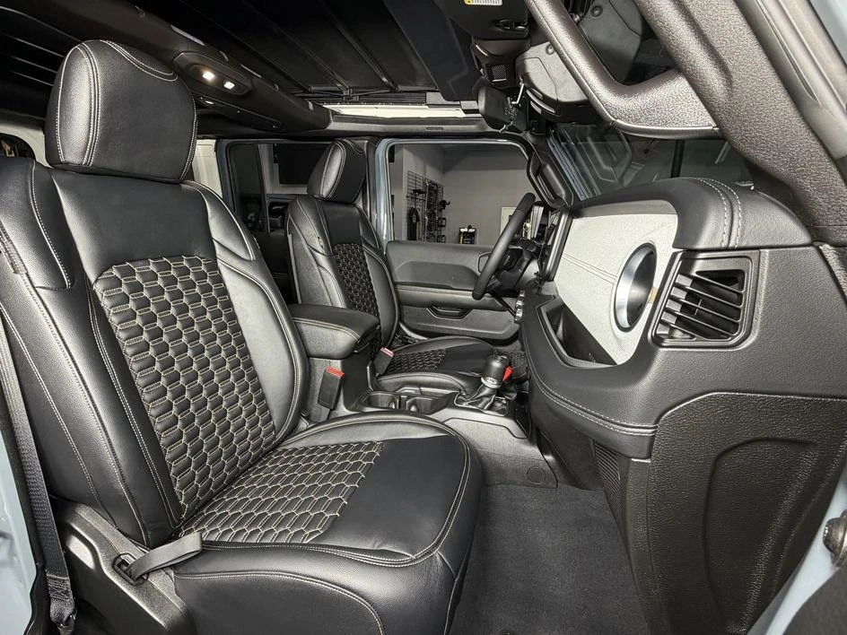 2025 Jeep JL Wrangler - Image 25 of 31