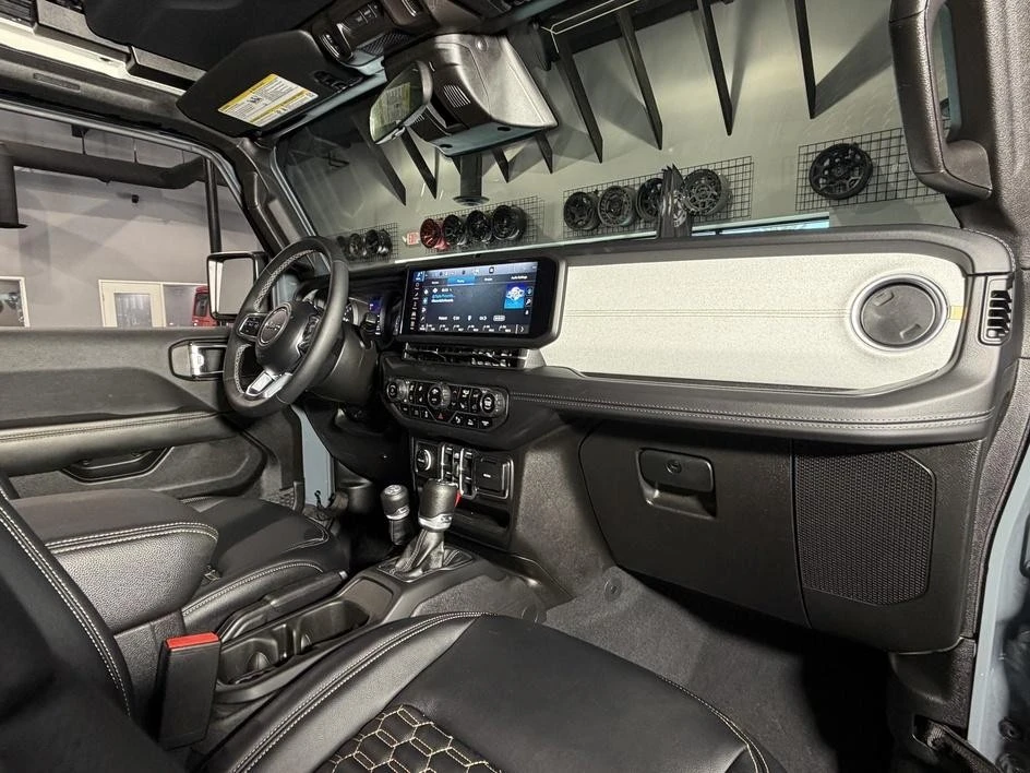 2025 Jeep JL Wrangler - Image 24 of 31