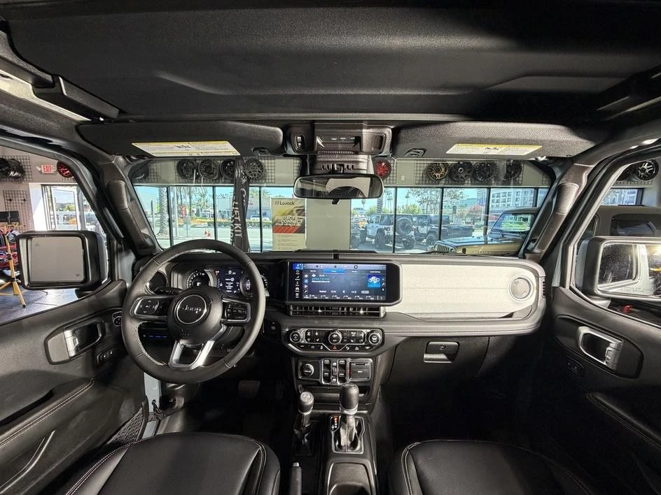 2025 Jeep JL Wrangler - Image 26 of 31