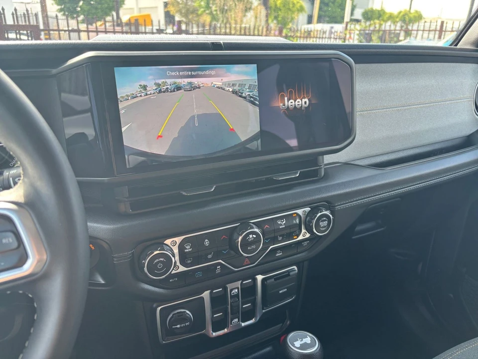2025 Jeep JL Wrangler - Image 26 of 31