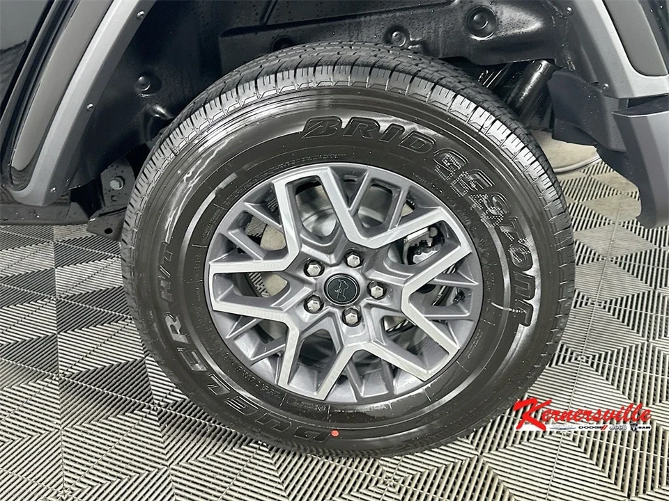 2025 Jeep JL Wrangler - Image 17 of 21