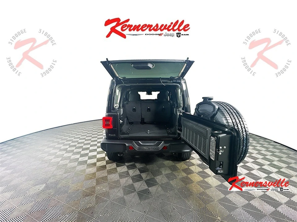 2025 Jeep JL Wrangler - Image 15 of 20