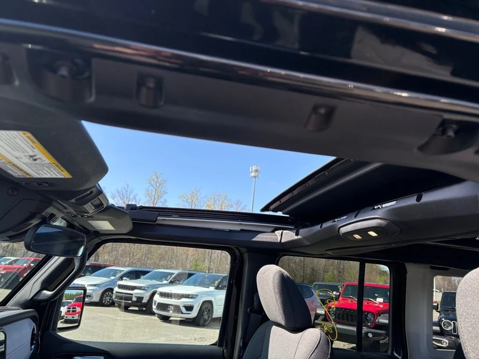 2025 Jeep JL Wrangler - Image 14 of 30