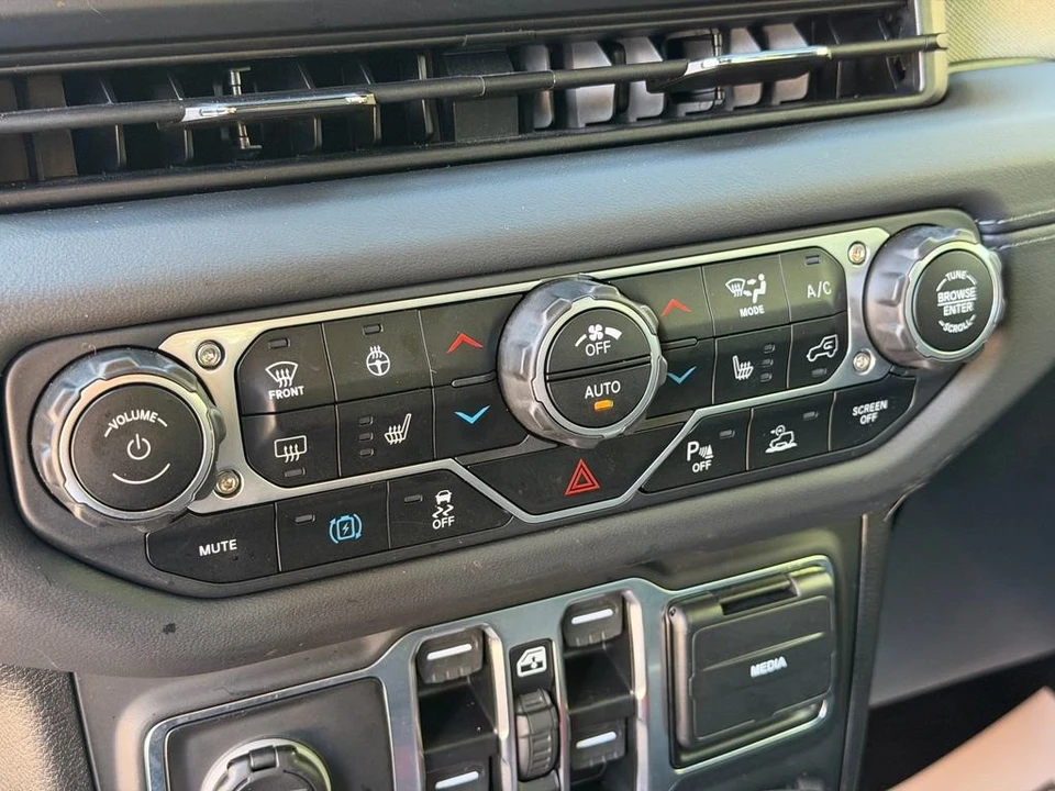 2025 Jeep JL Wrangler - Image 28 of 30