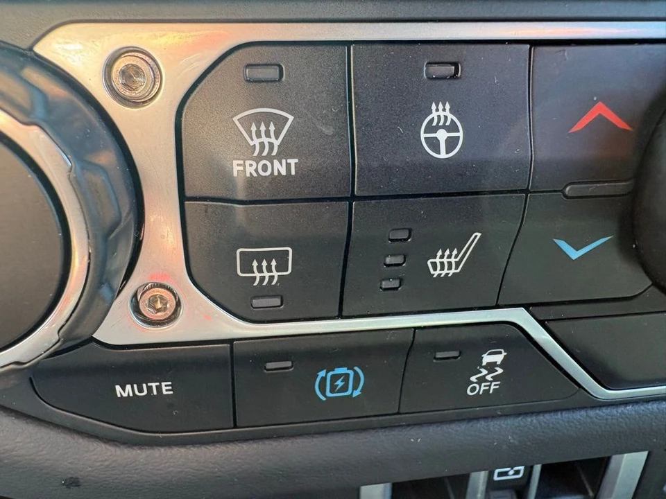 2025 Jeep JL Wrangler - Image 15 of 30