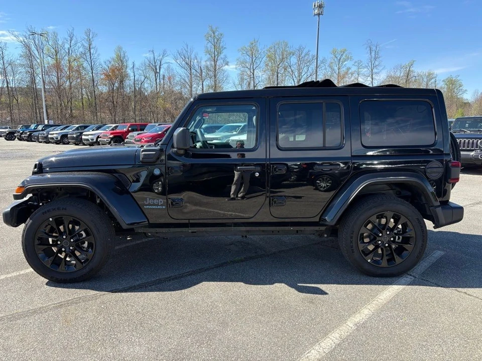 2025 Jeep JL Wrangler - Image 10 of 30