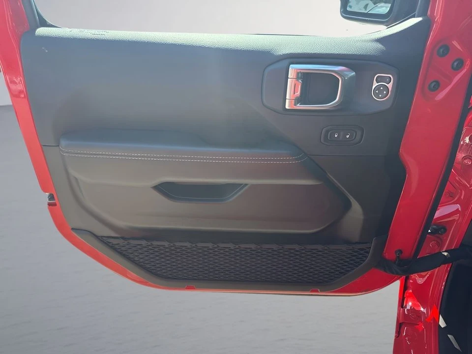 2025 Jeep JL Wrangler - Image 25 of 31