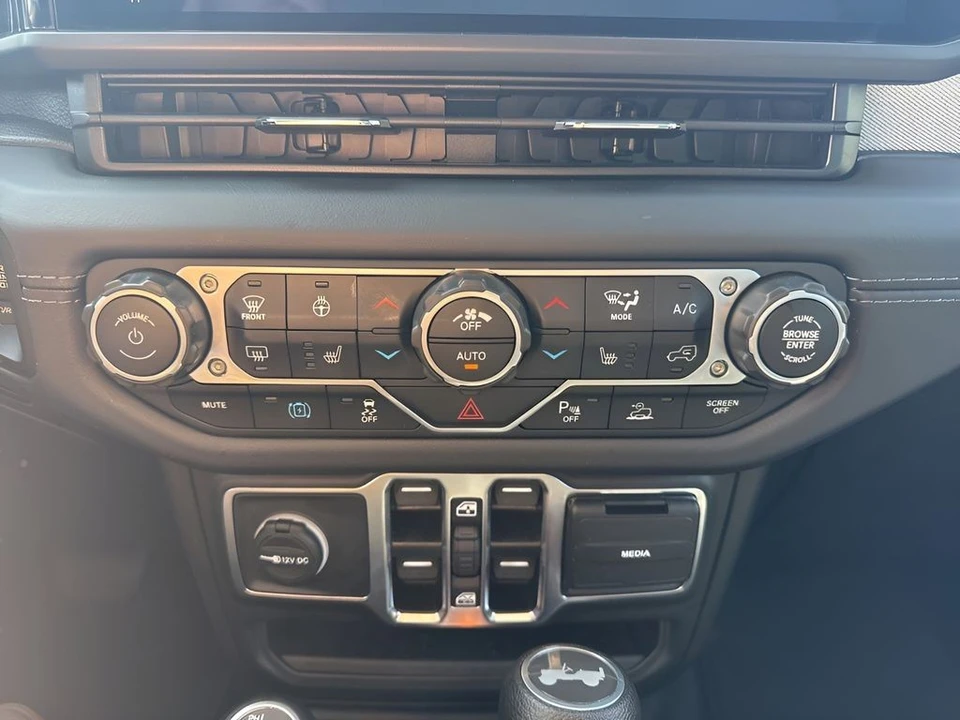 2025 Jeep JL Wrangler - Image 18 of 31