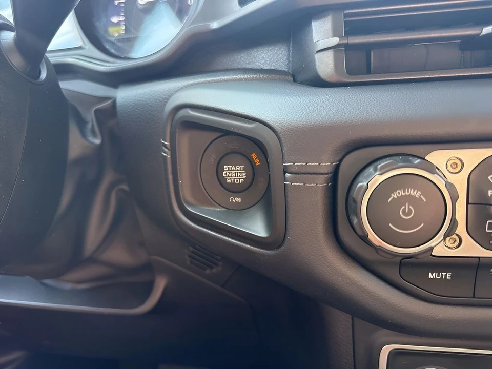2025 Jeep JL Wrangler - Image 21 of 31