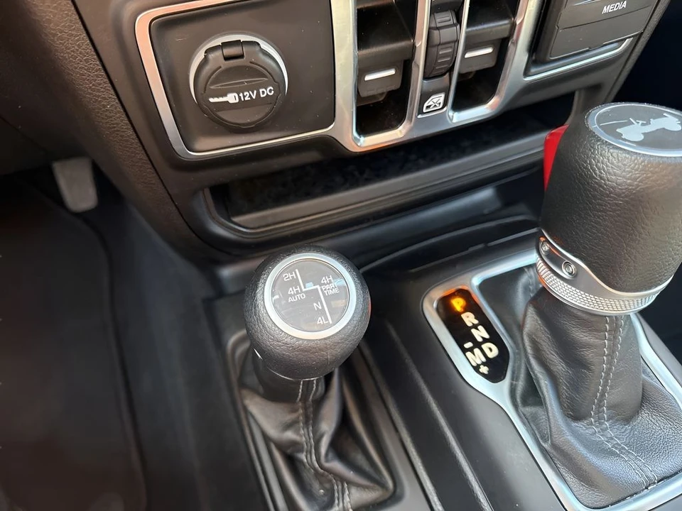 2025 Jeep JL Wrangler - Image 22 of 31