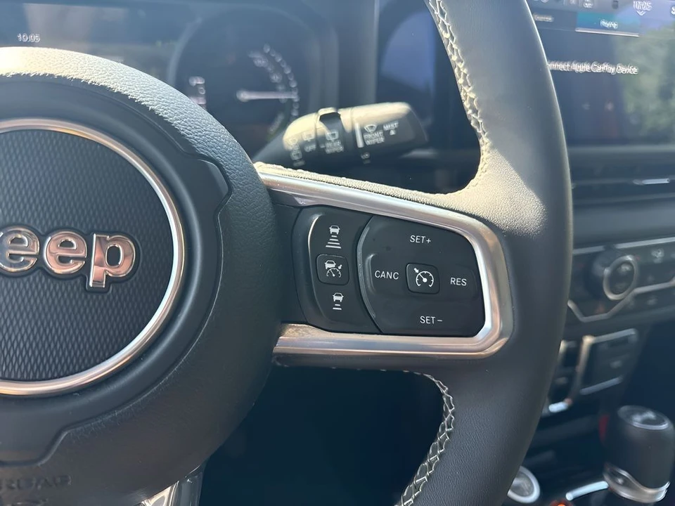 2025 Jeep JL Wrangler - Image 15 of 31