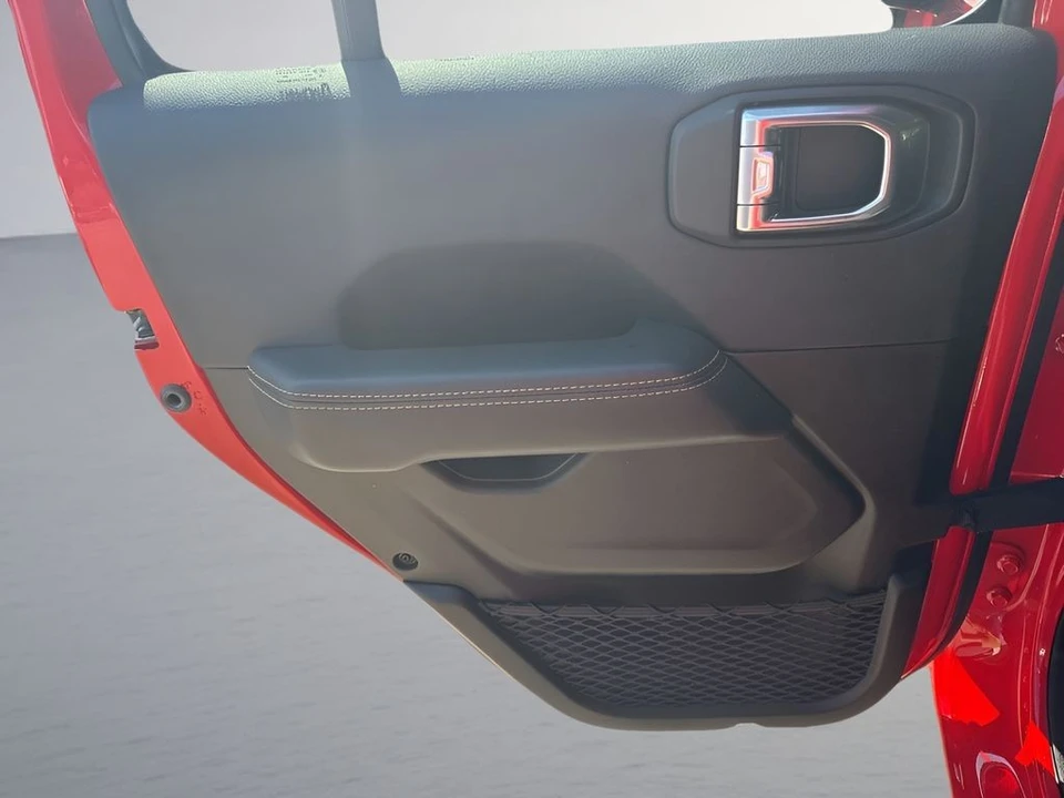 2025 Jeep JL Wrangler - Image 27 of 31
