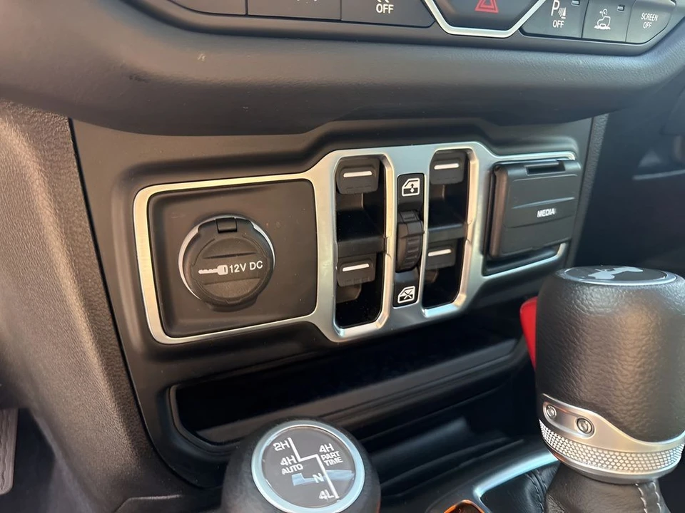 2025 Jeep JL Wrangler - Image 26 of 31