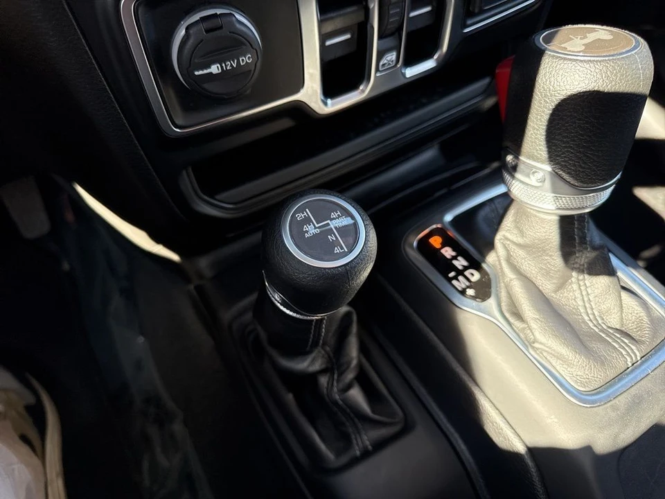 2025 Jeep JL Wrangler - Image 23 of 31