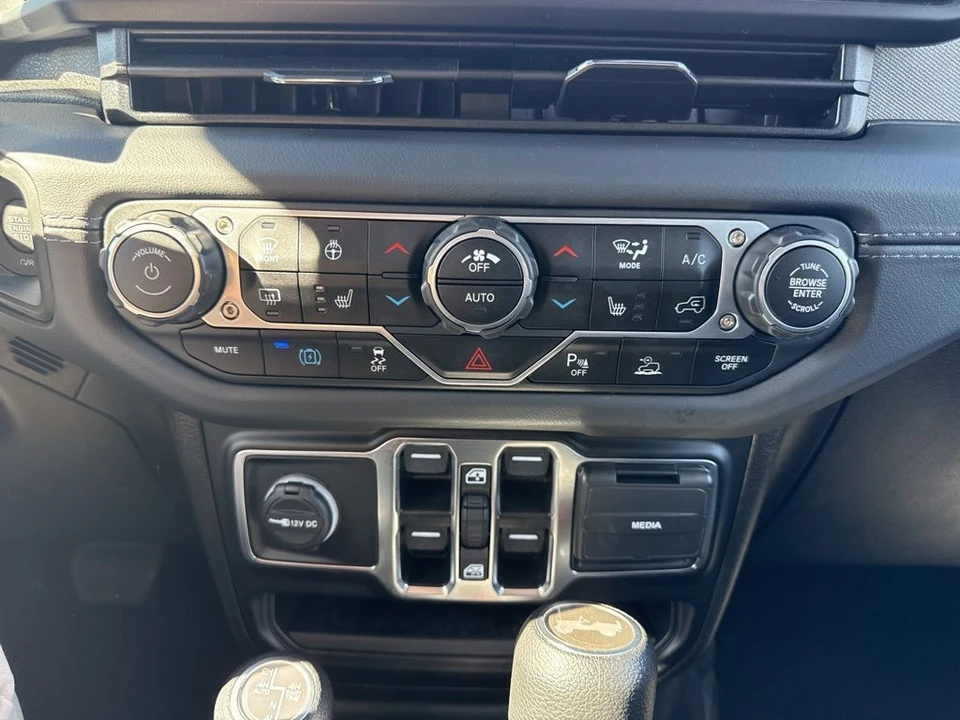 2025 Jeep JL Wrangler - Image 19 of 31