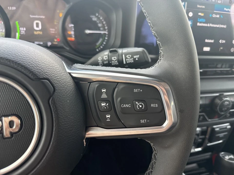 2025 Jeep JL Wrangler - Image 15 of 31