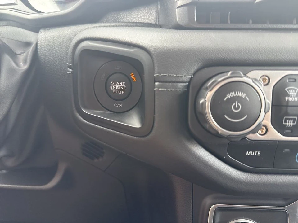 2025 Jeep JL Wrangler - Image 19 of 31