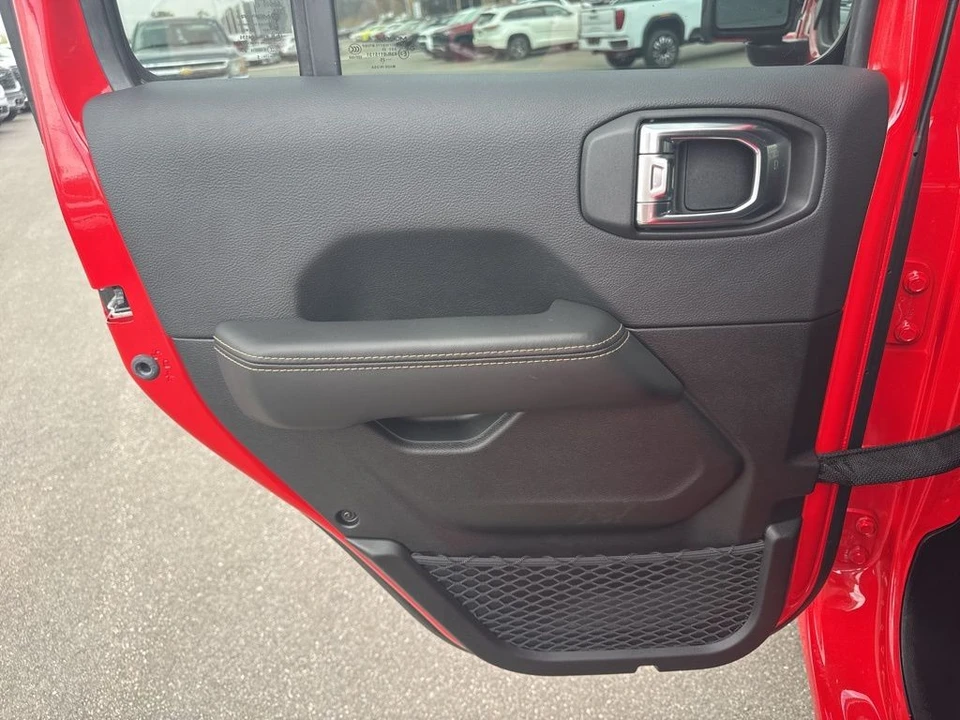 2025 Jeep JL Wrangler - Image 25 of 31