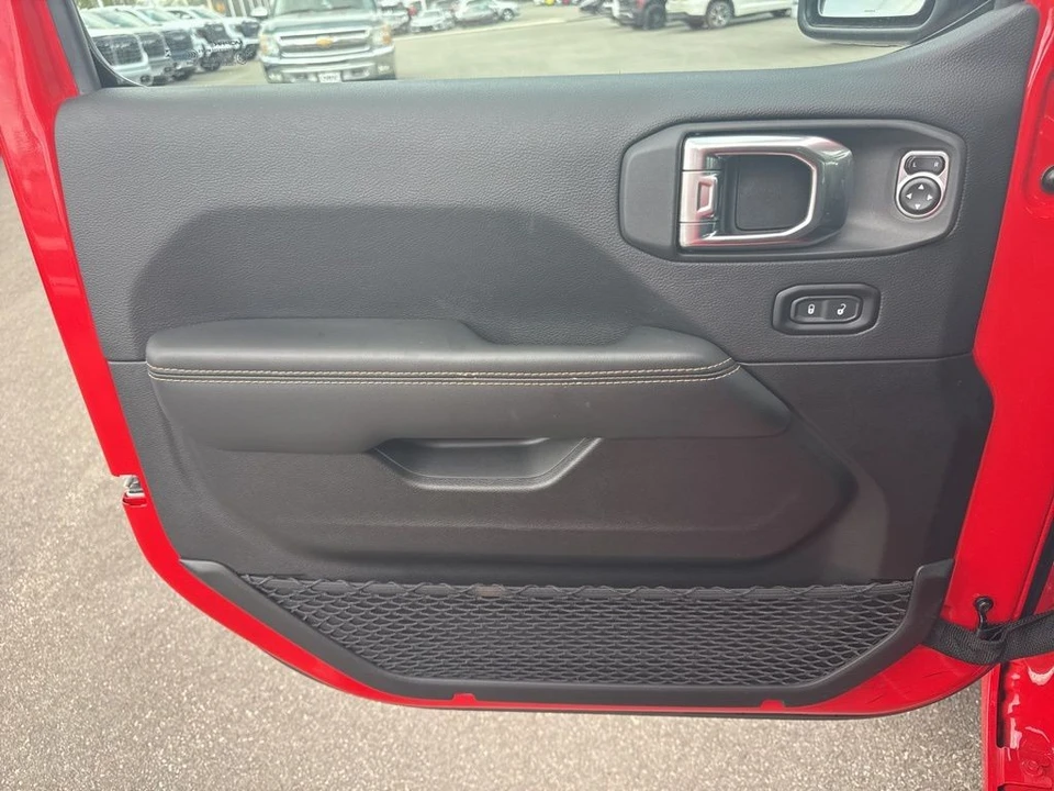 2025 Jeep JL Wrangler - Image 23 of 31