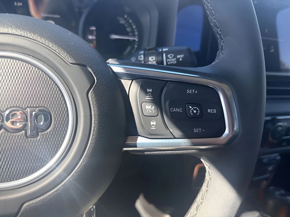 2025 Jeep JL Wrangler - Image 17 of 31