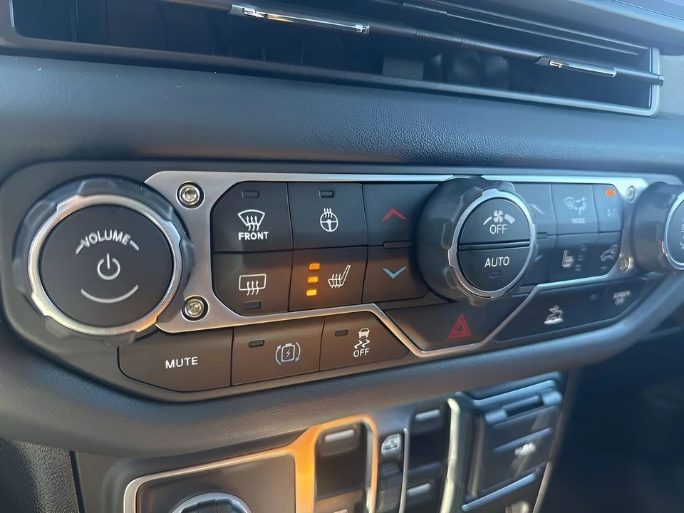 2025 Jeep JL Wrangler - Image 22 of 31