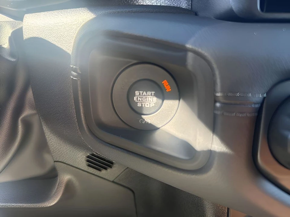 2025 Jeep JL Wrangler - Image 23 of 31