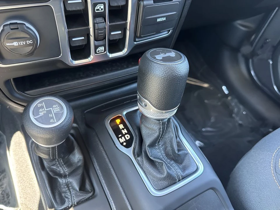2025 Jeep JL Wrangler - Image 15 of 21