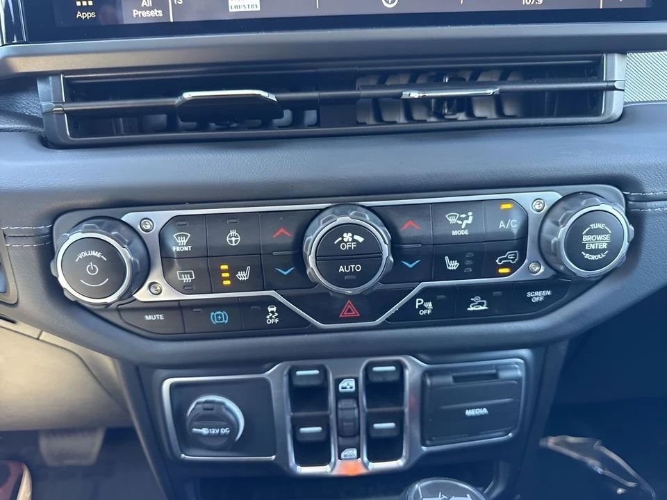 2025 Jeep JL Wrangler - Image 17 of 21