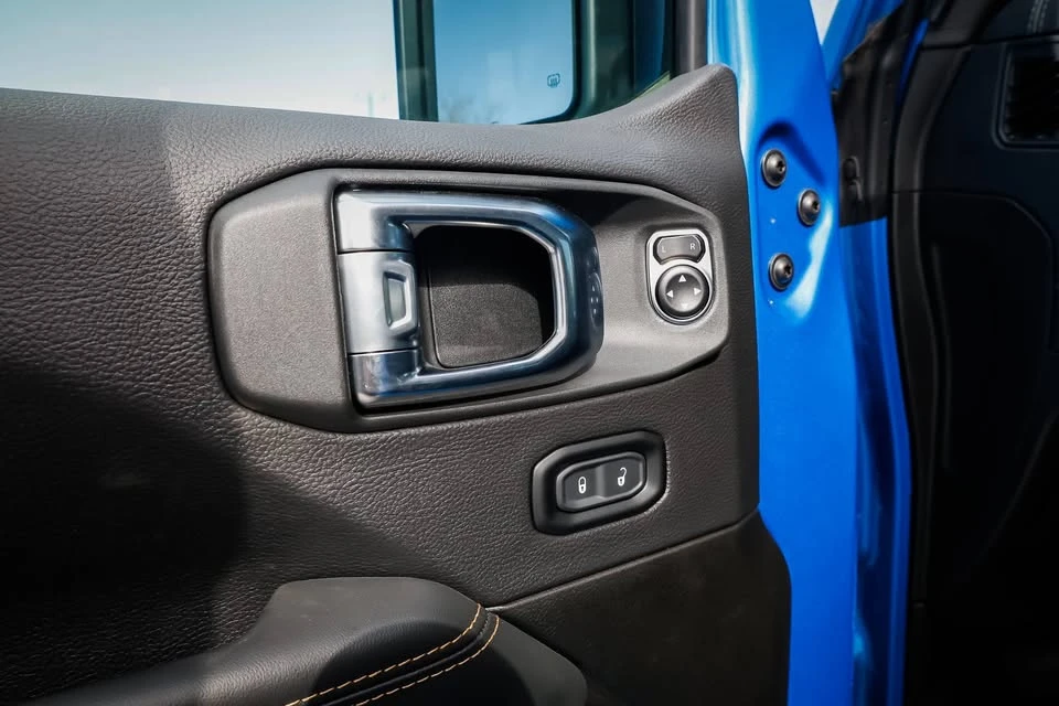 2025 Jeep JL Wrangler - Image 15 of 20