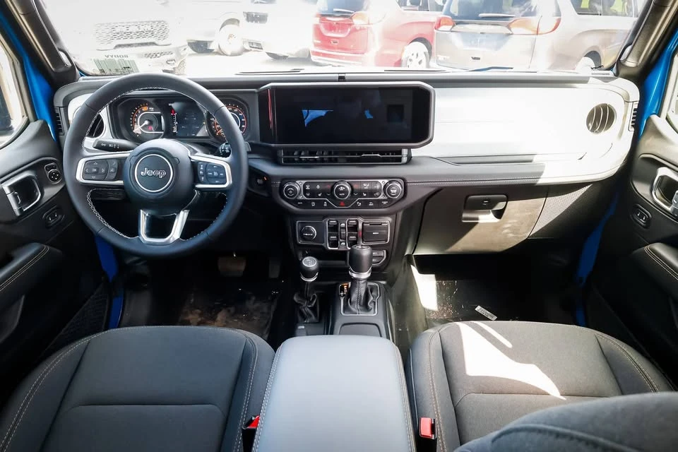 2025 Jeep JL Wrangler - Image 13 of 20
