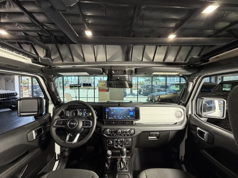 2025 Jeep JL Wrangler - Image 24 of 31