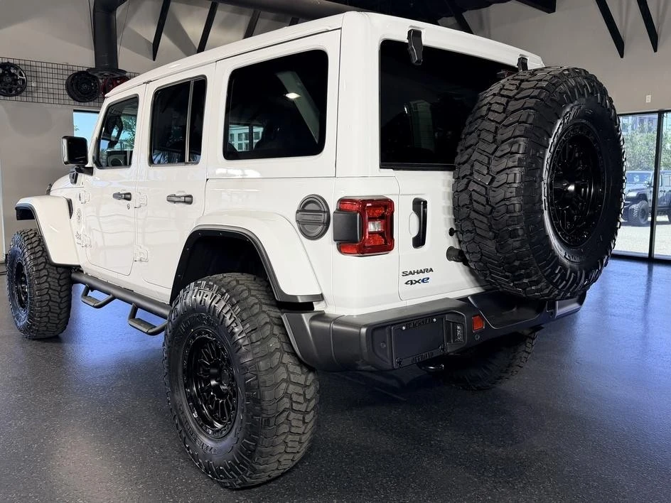 2025 Jeep JL Wrangler - Image 15 of 31