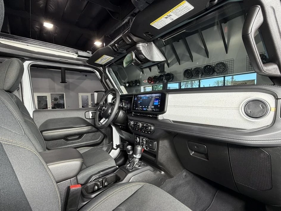2025 Jeep JL Wrangler - Image 23 of 31