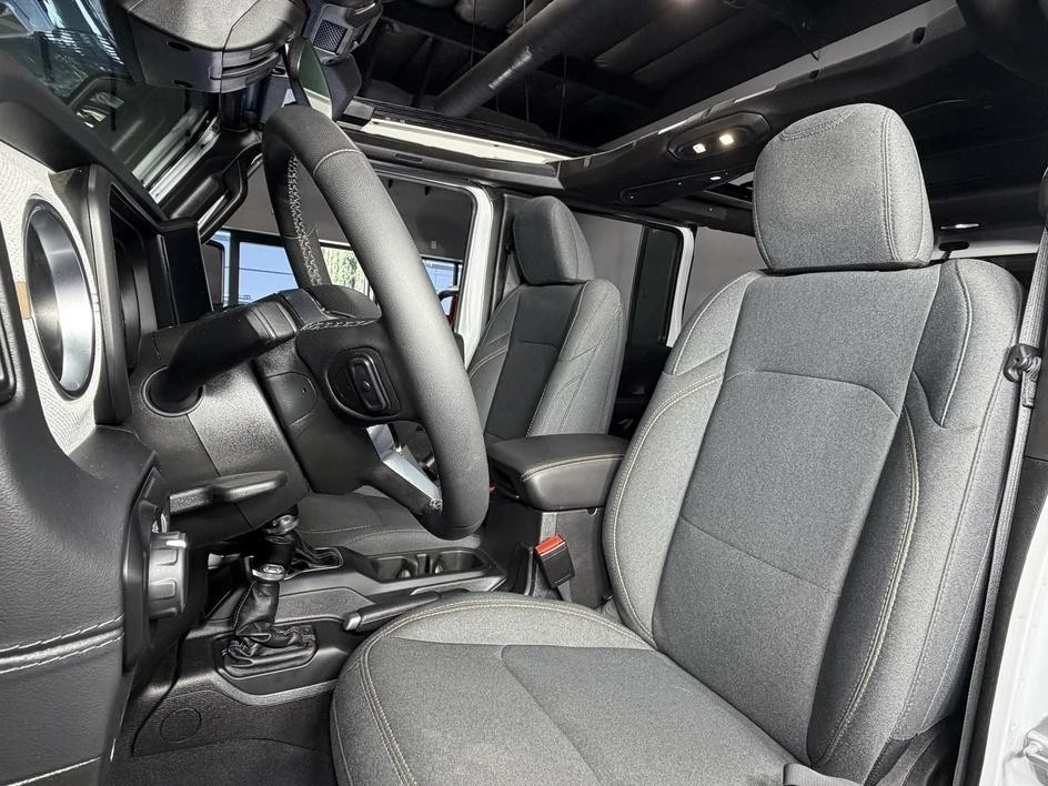 2025 Jeep JL Wrangler - Image 20 of 31
