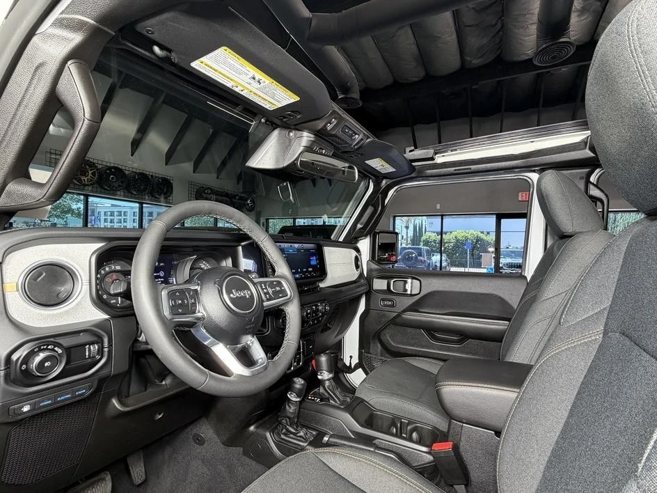 2025 Jeep JL Wrangler - Image 19 of 31