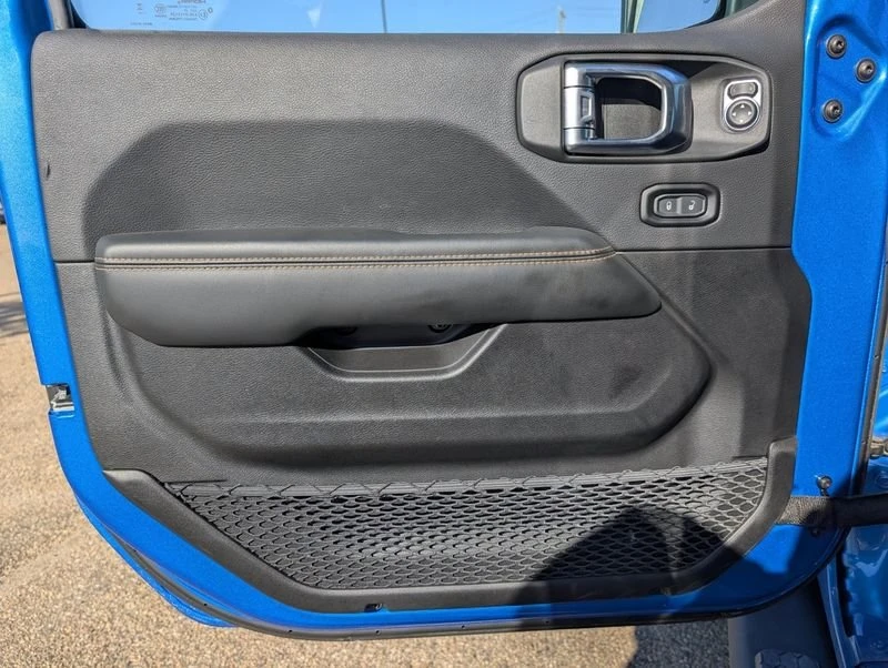 2025 Jeep JL Wrangler - Image 15 of 20