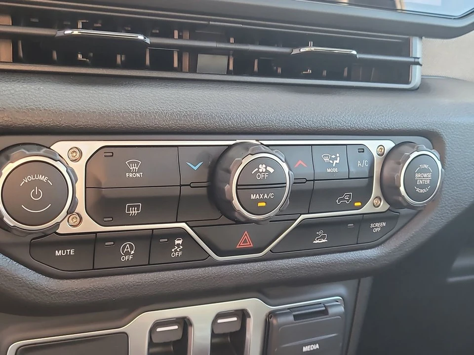 2025 Jeep JL Wrangler - Image 19 of 21