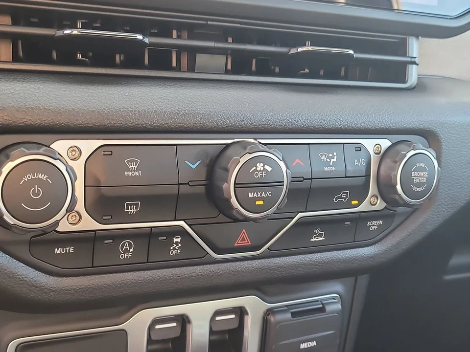 2025 Jeep JL Wrangler - Image 19 of 21