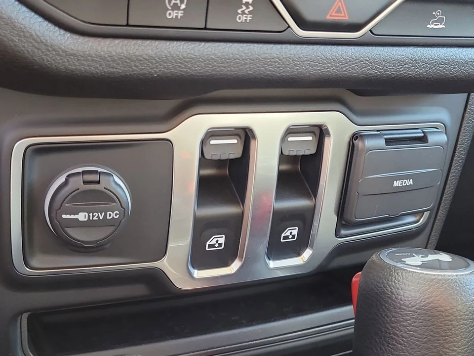 2025 Jeep JL Wrangler - Image 20 of 21