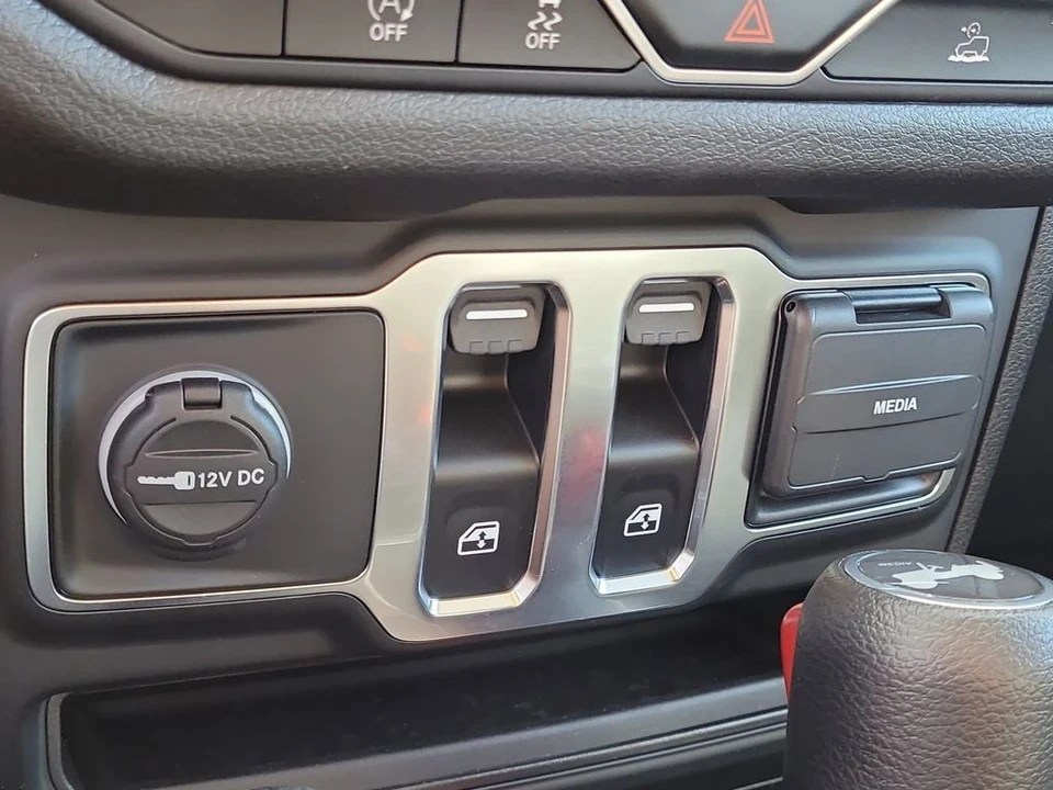 2025 Jeep JL Wrangler - Image 20 of 21