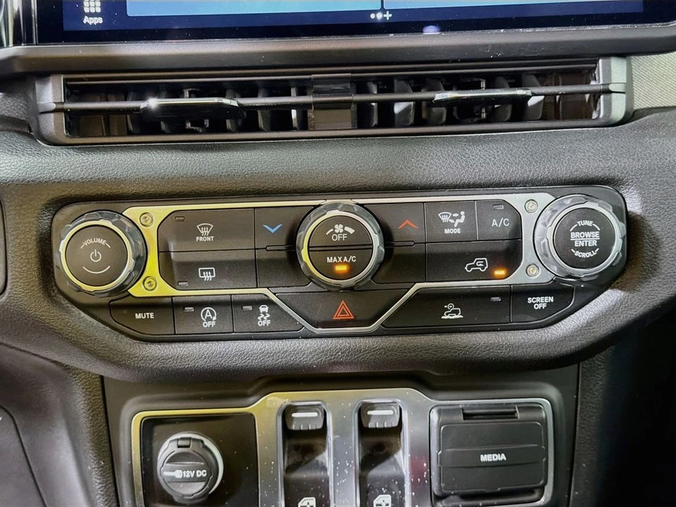 2025 Jeep JL Wrangler - Image 18 of 31
