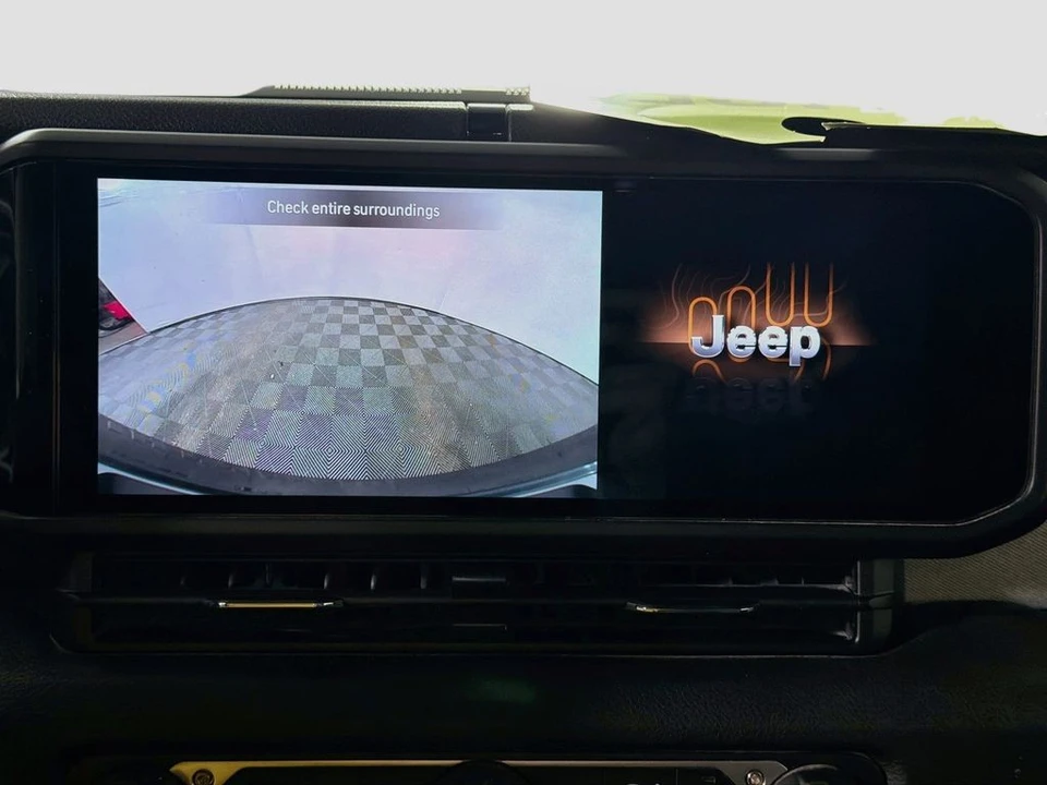 2025 Jeep JL Wrangler - Image 17 of 31