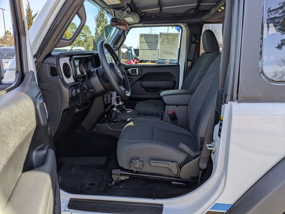 2025 Jeep JL Wrangler - Image 12 of 21